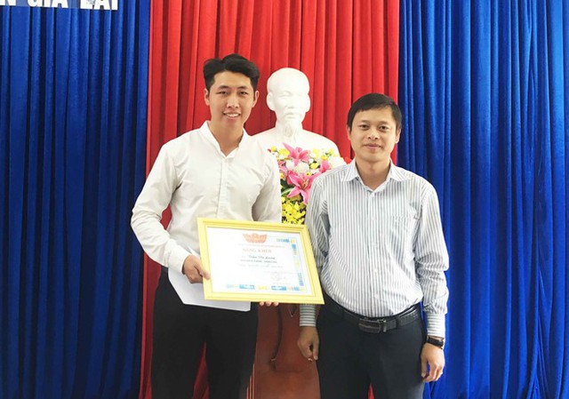 Tỉnh đo&agrave;n Gia Lai trao bằng khen cho anh Trần Vũ Lu&acirc;n.