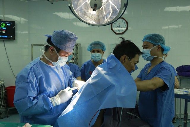 
GS Mai Hồng Bàng cho biết, bệnh nhân Hanh được miễn phí hoàn toàn trong ca ghép phổi này. Giai đoạn điều trị trước ghép, Bệnh viện cũng đã miễn phí để chuẩn bị cho ca ghép. Thuốc chống thải ghép sau khi ghép phổi bệnh nhân được bảo hiểm y tế hỗ trợ.
