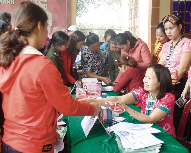 
Hàng trăm người dân đến Trạm Y tế xã Bồng Khê, huyện Con Cuông (Nghệ An) nghe tư vấn và được khám sức khỏe miễn phí. ẢNH: V. ĐỒNG
