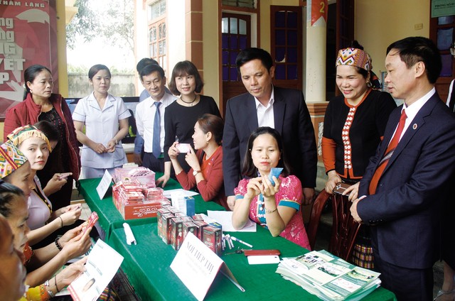 
Lãnh đạo Sở Y tế, Chi cục DS-KHHGĐ Nghệ An đến thăm Trạm Y tế xã Bồng Khê. ẢNH: V. ĐỒNG
