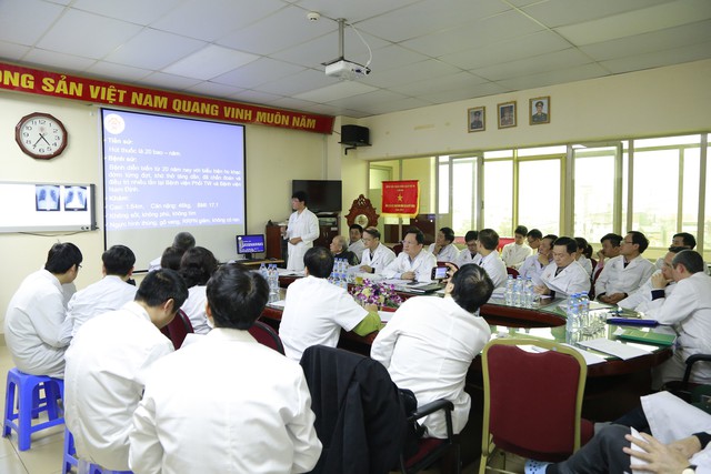 
Hàng chục chuyên gia trong và ngoài nước tiến hành hội chẩn, đánh giá về ca bệnh chuẩn bị được ghép phổi Trần Ngọc Hanh
