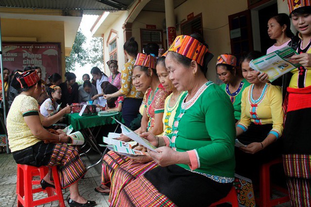
Hàng trăm người dân xã Bồng Khê, huyện Con Cuông đến Trạm Y tế để kiểm tra, nghe tư vấn về vấn đề SKSS - KHHGĐ

