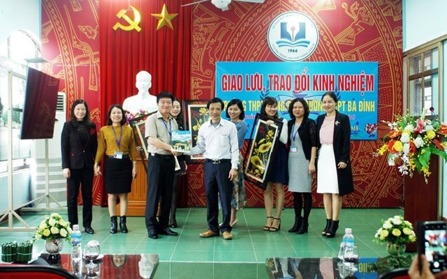 
Trường THPT Ba Đình cho học sinh nghỉ để thầy cô đi giao lưu ở trường THPT Uông Bí (Quảng Ninh). Ảnh: Nhà trường cung cấp. 
