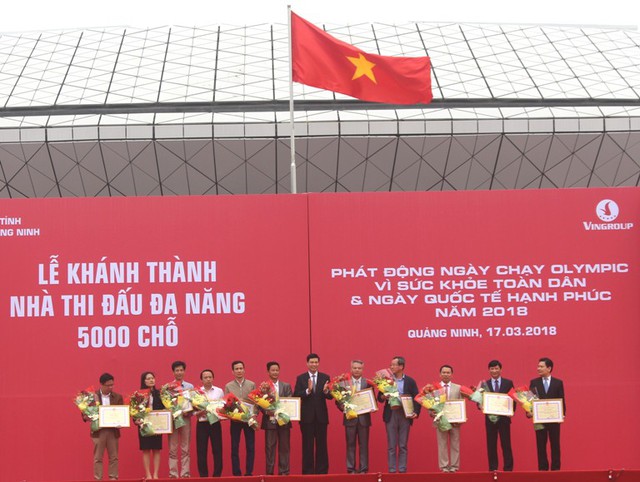 
Tỉnh Quảng Ninh khen thưởng cho tập thể, cá nhân có thành tích trong việc xây dựng công trình Nhà thi đấu đa năng
