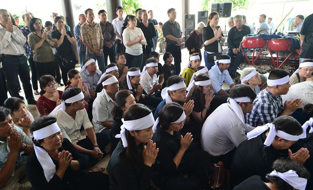 Rất đông người thân và bà con huyện Củ Chi và có mặt tại tang lễ.