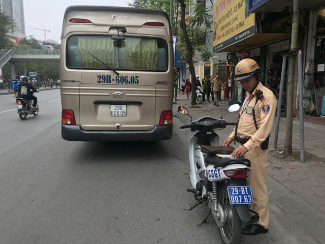Chiếc xe khách 29 chỗ không thể qua cầu vượt Thái Hà - Chùa Bộc.