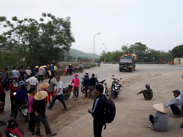 Dân chặn đường không cho xe chở rác đi vào bãi rác