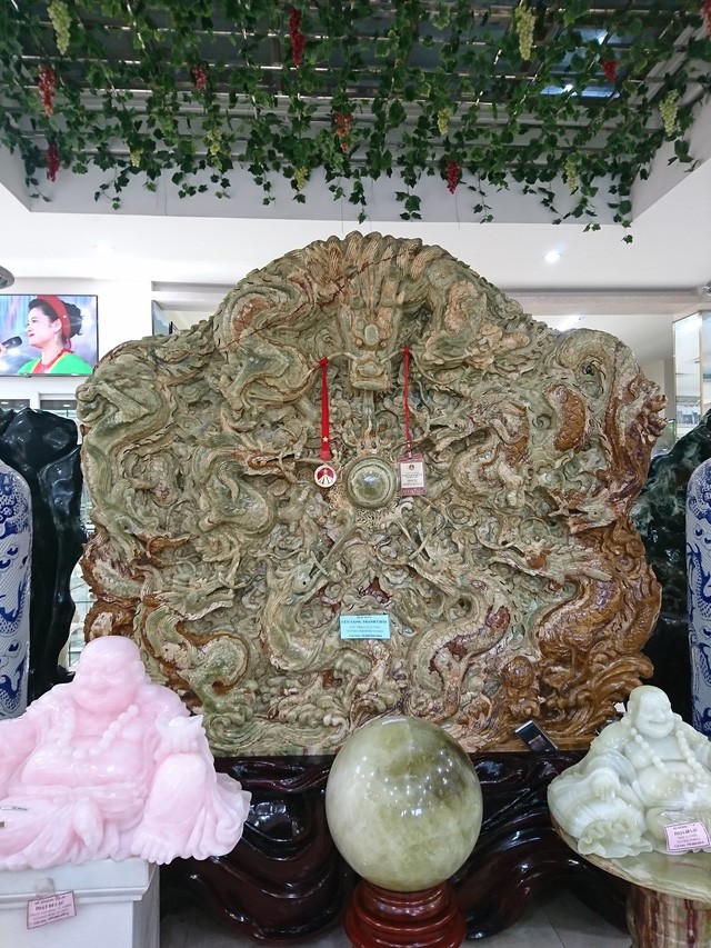T&aacute;c phẩm chạm khắc h&igrave;nh ảnh 9 con rồng Ch&acirc;u &Aacute; đang uốn lượn tr&ecirc;n m&acirc;y c&ugrave;ng tranh một vi&ecirc;n ngọc