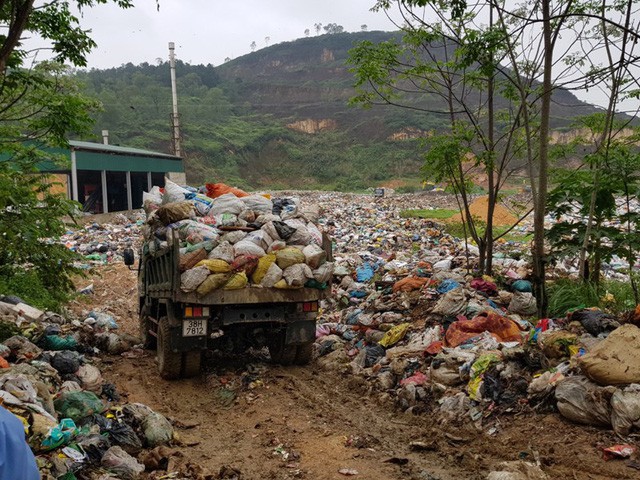 Ô nhiễm tại bãi rác Phượng Thành đã làm cho cuộc sống của hàng chục hộ dân ở 2 x Đức Hòa và Tùng Ảnh bị xáo trộn
