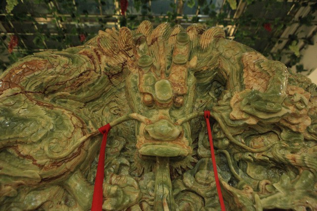 Từng đường nét của con rồng được chế tác tinh xảo, thể hiện được sức mạnh, thần thái uy nghi mang tính biểu tượng của rồng Châu Á