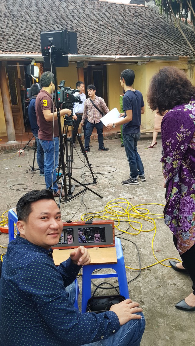 Đạo diễn Nguyễn Nhật Giang tại trường quay
