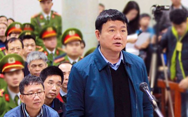 
Ông Đinh La Thăng hầu tòa cùng với Trịnh Xuân Thanh trong phiên tòa trước đó. (ảnh: TTX)
