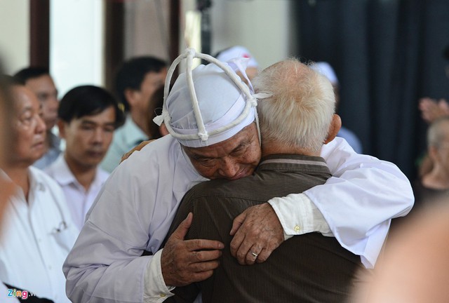 Con trai nguyên Thủ tướng Phan Văn Khải xúc động trong lễ tang. Ảnh: Lê Quân.