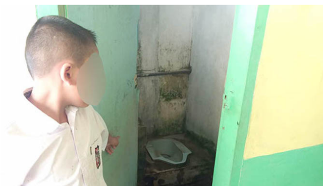 Cậu b&eacute; bị phạt liếm nh&agrave; vệ sinh v&igrave; kh&ocirc;ng l&agrave;m b&agrave;i tập về nh&agrave;.