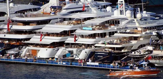 Theo kênh BBC đưa tin, ở Monaco lúc nào cũng có thể bắt gặp du thuyền hạng sang của các đại gia. Những du thuyền này chuyên dùng để tiếp đãi khách hoặc để mở tiệc