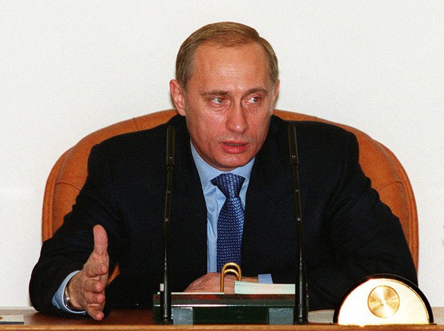 Ông Putin mở đầu cuộc họp nội các liên quan đến vấn đề ngân sách năm 1999 ở thủ đô Moscow vào ngày 4-11-1999. Ảnh: Reuters
