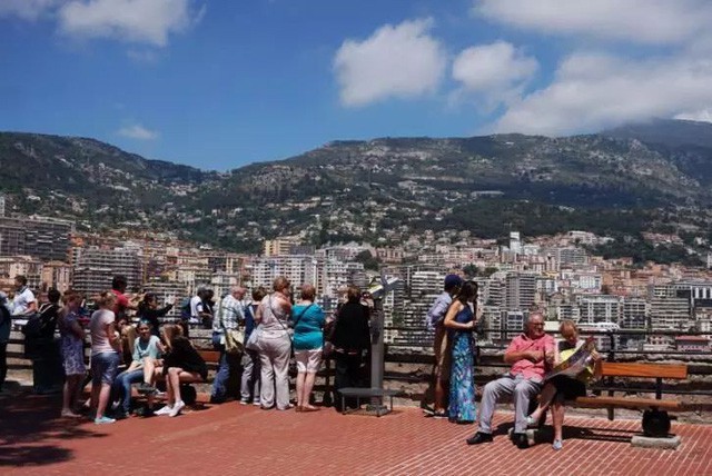 Sòng bạc với nhiều thiết bị hiện đại và điều kiện khí hậu dễ chịu đã thu hút giới nhà giàu trên toàn thế giới đến Monaco