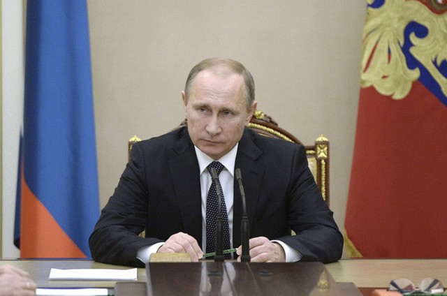 Tổng thống Putin họp cùng các thành viên Hội đồng An ninh Nga ở Moscow ngày 4-12-2015. Ảnh: Reuters