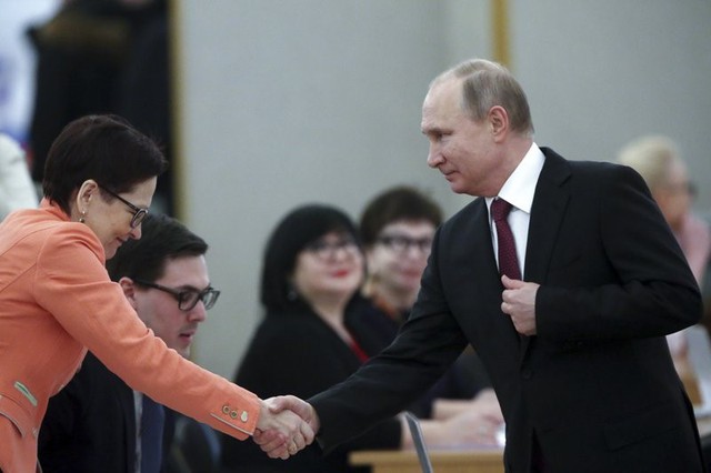 Tổng thống Putin bắt tay một ủy vi&ecirc;n ủy ban bầu cử tại điểm bỏ phiếu nằm ở Viện H&agrave;n l&acirc;m Khoa học Nga.