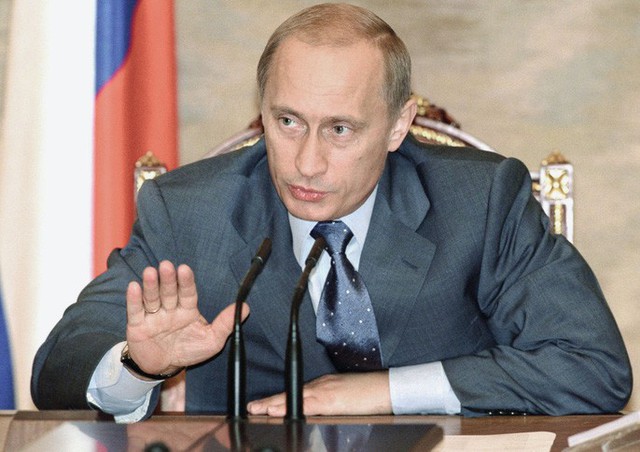Tổng thống Putin phát biểu tại buổi họp chính phủ ở Moscow vào ngày 17-6-2003. Ảnh: Reuters