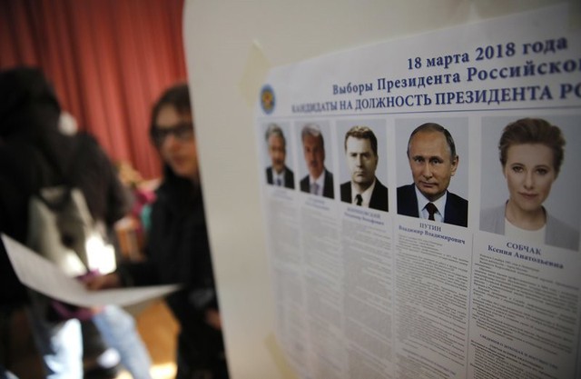 Bảng thông tin về các ứng cử viên tổng thống Nga đợt bầu cử năm 2018. Cử tri nước Nga đang kéo đến các điểm bỏ phiếu để bầu tổng thống. Ông Putin dự kiến sẽ lại giành thắng lợi áp đảo.