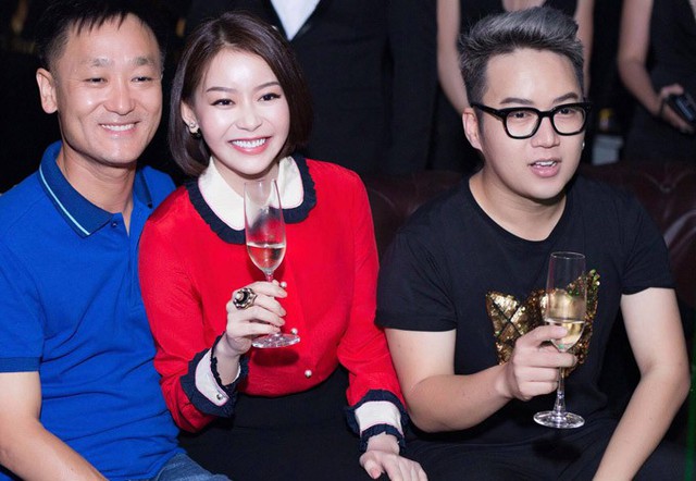 Hoa hậu Áo dài Hải Dương hạnh phúc bên ông xã người Hàn Quốc (áo xanh). Nhà thiết kế Chung Thanh Phong (đeo kính) là bạn thân của Hải Dương.