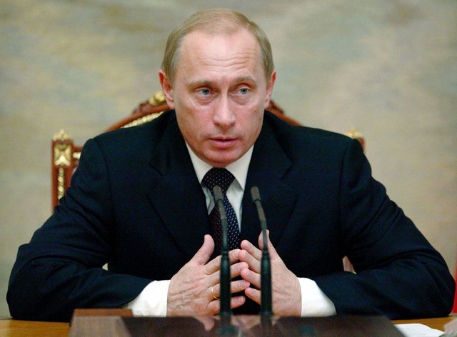 Tổng thống Putin tại cuộc họp nội các diễn ra ở Điện Kremlin, Moscow, vào ngày 1-3-2004. Ảnh: Reuters