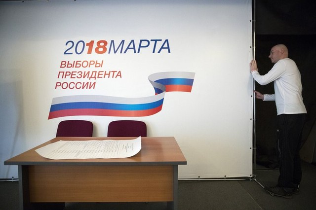 Một điểm bỏ phiếu ở Moscow. Đ&acirc;y l&agrave; cuộc chạy đua giữa 8 ứng vi&ecirc;n, tuy nhi&ecirc;n &ocirc;ng Putin, với tỷ lệ ủng hộ thăm d&ograve; l&ecirc;n đến 80% v&agrave; vượt trội so với c&aacute;c đối thủ, rất nhiều khả năng sẽ c&oacute; nhiệm kỳ thứ tư tr&ecirc;n cương vị &ocirc;ng chủ Điện Kremlin.