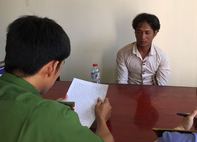
Tuấn tại cơ quan điều tra.

