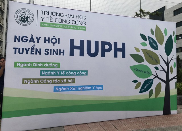 
Đây là hoạt động hàng năm được Trường Đại học Y tế công cộng tổ chức trong chuỗi các hoạt động Tư vấn tuyển sinh - hướng nghiệp năm 2018.
