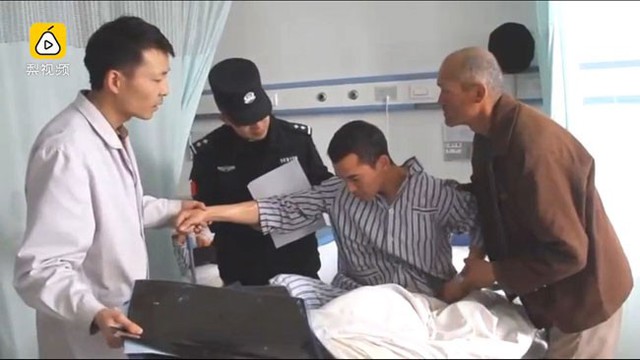 Cảnh sát viên bị thương hiện được điều trị tại bệnh viện do nứt gãy cột sống.