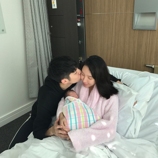 Từ hotgirl mạng xã hội thành gái một con, Vicky giờ đây không chỉ khoe túi hiệu, giày hiệu, những cuộc vui tốn bộn tiền mà niềm vui mới của cô chính là khoe chồng, khoe con. Cô trở nên dịu dàng, đằm thắm hơn. Gia đình nhỏ 3 người của Vicky bên nhau không rời.