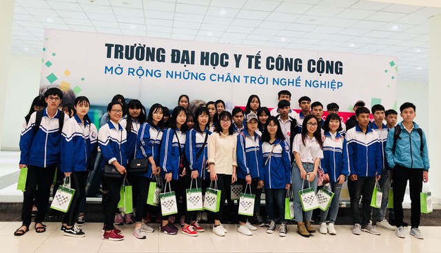 
Các em học sinh đến tham gia ngày hội.
