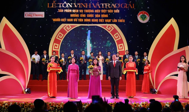 Dược sĩ Lê Thị Bình – TGĐ Công ty TNHH Dược phẩm Tâm Bình nhận giải thưởng tại chương trình