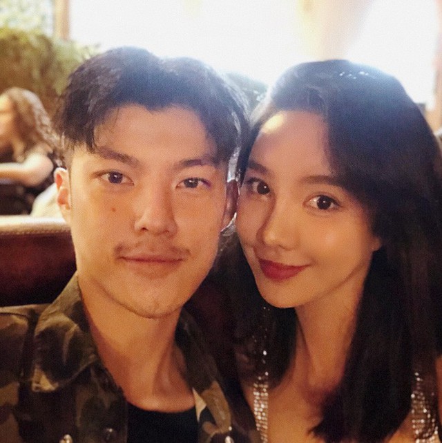 Hình ảnh hạnh phúc của hai vợ chồng được ông xã điển trai của Vicky chia sẻ trên trang cá nhân.