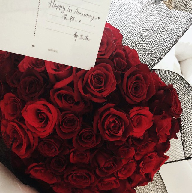 Hồng đỏ là món quà không thể thiếu anh dành tặng vợ mỗi dịp lễ tết.