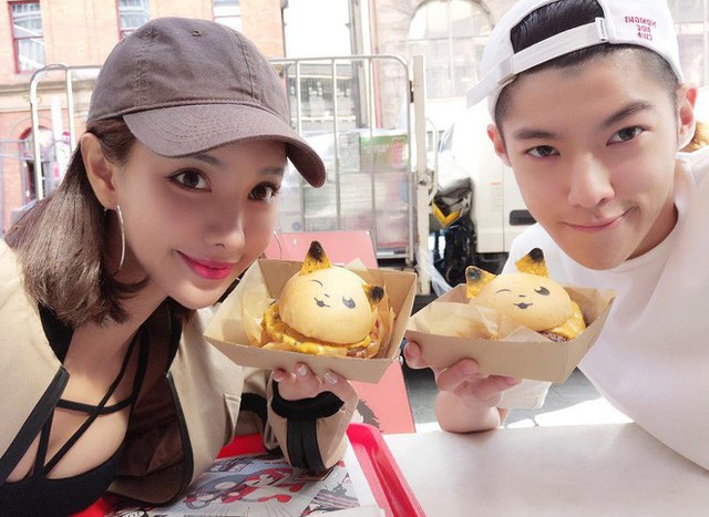 Vicky và chồng từ khi yêu đã chăm bày trò nhắng nhít cùng nhau.