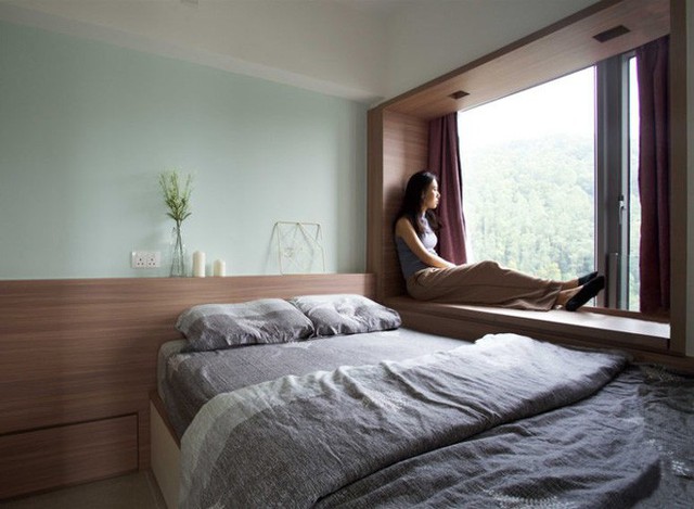Phòng ngủ chính tạo điểm nhấn nổi bật nhờ những khung cửa sổ vô cùng độc đáo.