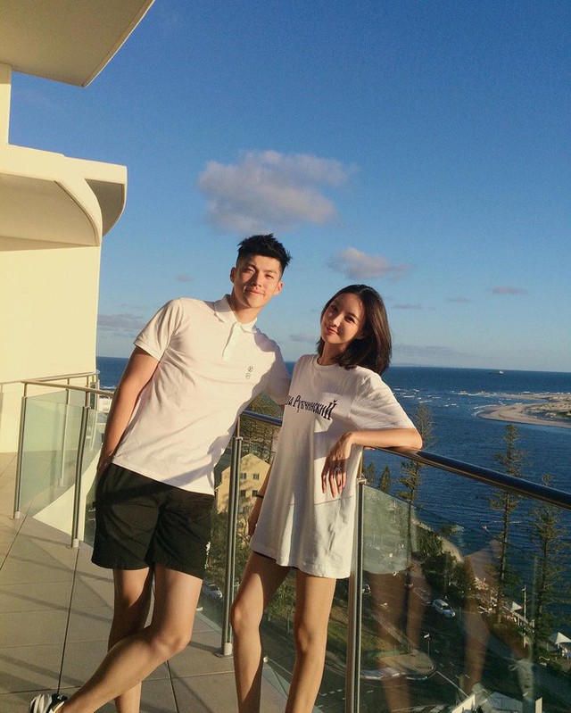 Tháng 12 năm 2016, Vicky thông báo đã đính hôn khi đăng tải hình ảnh hai bàn tay nắm lấy nhau rất chặt, kèm theo đó là cặp nhẫn đính hôn lấp lánh. Cuối tháng 12 năm đó, cặp đôi chính thức thành vợ chồng bằng một đám cưới không quá ồn ào.