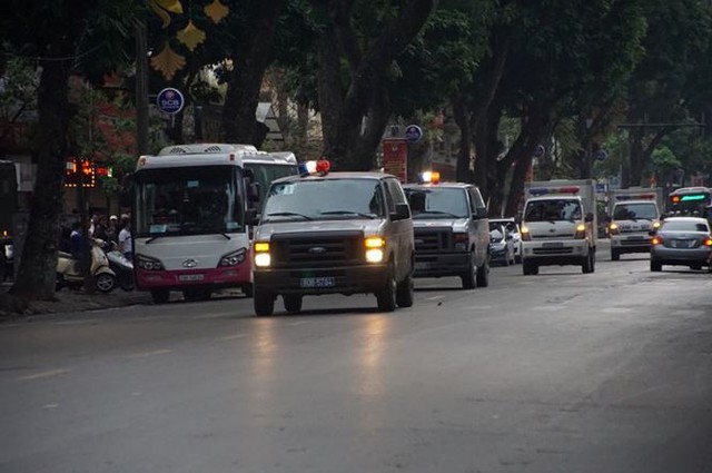 Đoàn xe dẫn giải các bị cáo đến tòa trong tiết trời nồm ẩm sáng sớm Hà Nội. (ảnh: HC)