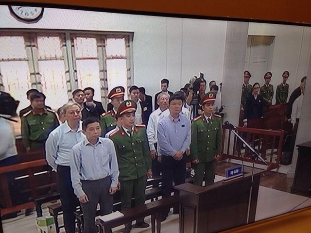 Bị cáo Đinh La Thăng, Ninh Văn Quỳnh (mặc thường phục, hàng trước) tại phiên xử sáng nay. (ảnh: HC)