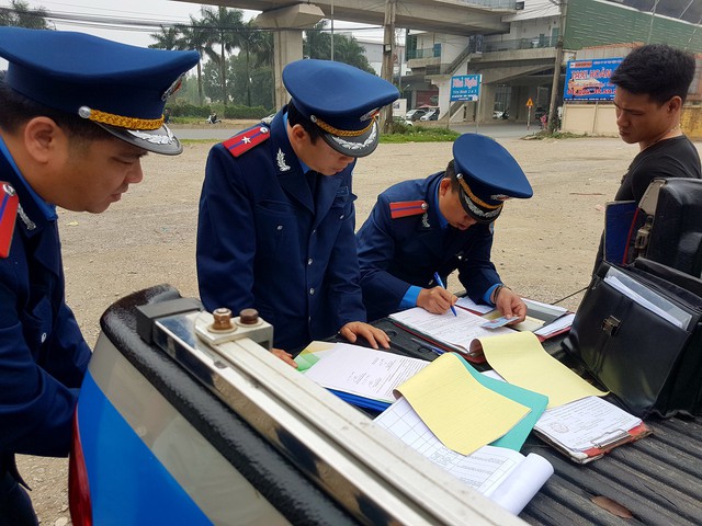 
Sau khi tiếp nhận phản ánh từ Báo Gia đình & Xã hội, sáng 3/2, Đội TTGT quận Hà Đông đã kiểm tra và lập biên bản đối với nhà xe vi phạm. Ảnh: PV
