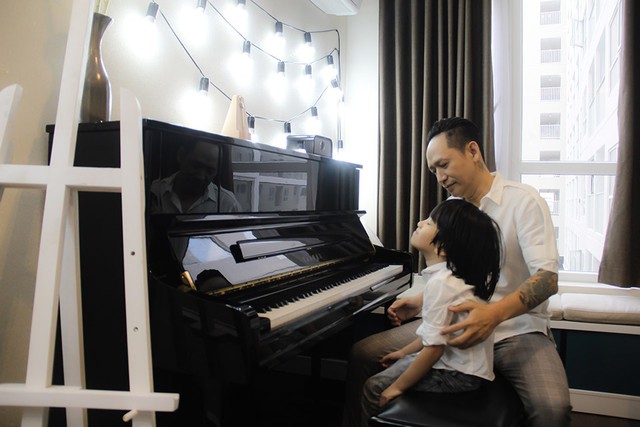 Tại phòng ngủ Mạnh Cầm được trang bị đàn piano. Đây là nơi Duy Mạnh dạy con trai chơi đàn. Nam ca sĩ cho biết, cháu mới học được vài tháng và tỏ ra khá có năng khiếu về âm nhạc.
