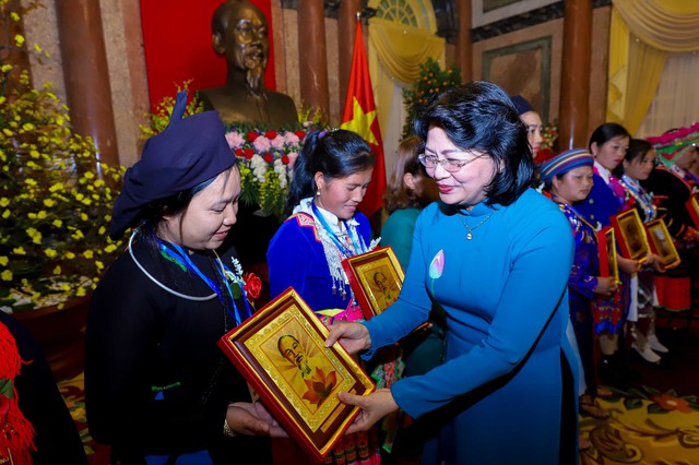 
Phó Chủ tịch nước Đặng Thị Ngọc Thịnh tặng quà cho các CĐTB tiêu biểu. Ảnh: T.G
