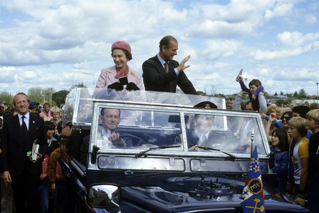 Nữ ho&agrave;ng Anh Elizabeth II c&ugrave;ng phu qu&acirc;n tới Wellington, New Zealand v&agrave;o năm 1981. (Ảnh: Getty)