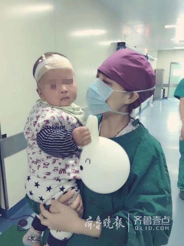 Nữ y t&aacute; vốn rất y&ecirc;u qu&yacute; trẻ nhỏ v&agrave; c&ocirc;ng việc của m&igrave;nh (Ảnh: Qlid).