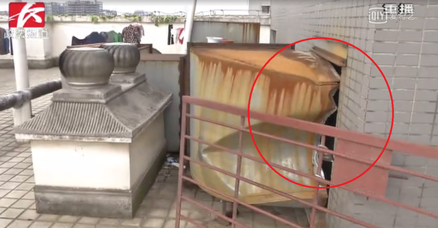 B&eacute; trai b&ograve; theo đường ống đến đoạn giao n&agrave;y th&igrave; bị ng&atilde; xuống khe, cơ thể nạn nh&acirc;n rơi trực tiếp từ tầng 29 xuống tầng 2