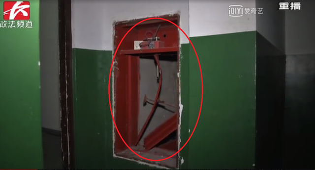 Khu vực cơ thể nạn nh&acirc;n tiếp đất, b&eacute; đ&atilde; tử vong từ trước khi được người nh&agrave; bế ra ngo&agrave;i