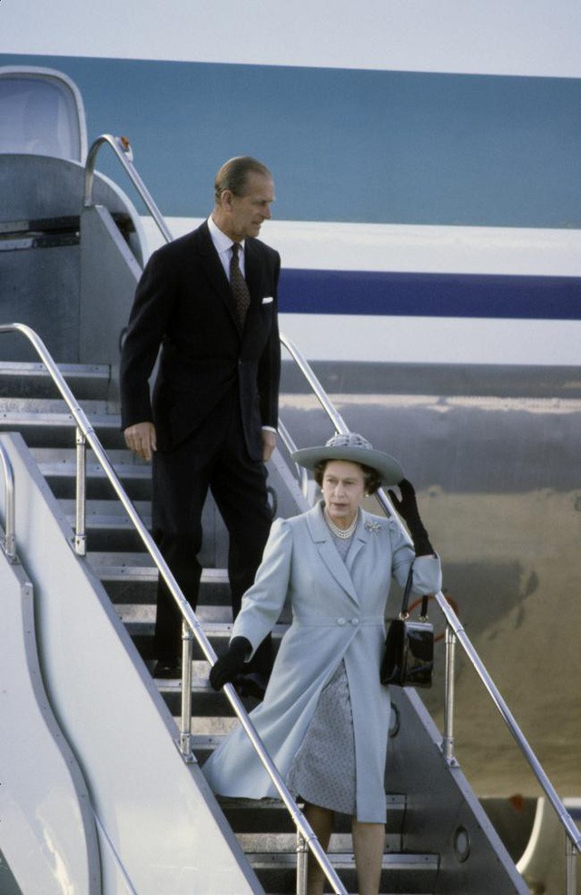 Nữ ho&agrave;ng Elizabeth II v&agrave; phu qu&acirc;n bước xuống m&aacute;y bay ở Wellington trong chuyến thăm tới New Zealand v&agrave;o th&aacute;ng 10/1981. (Ảnh: Getty)