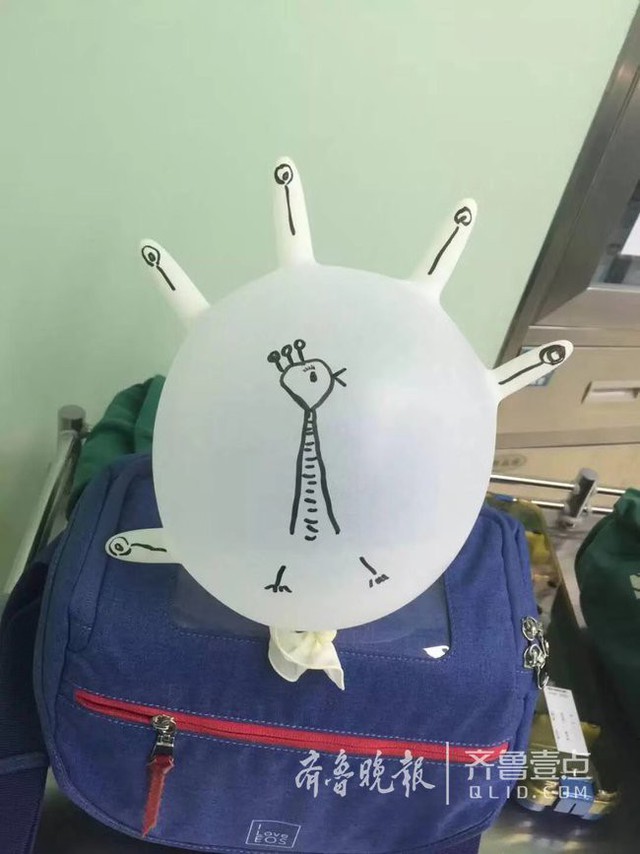 Từ chiếc găng tay phẫu thuật, nữ y t&aacute; c&ograve;n tạo ra m&oacute;n đồ chơi đặc biệt để dỗ d&agrave;nh bệnh nhi (Ảnh: Qlid).